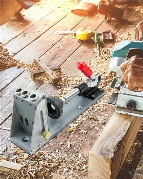 Gabarit de perçage installé sur une planche de bois