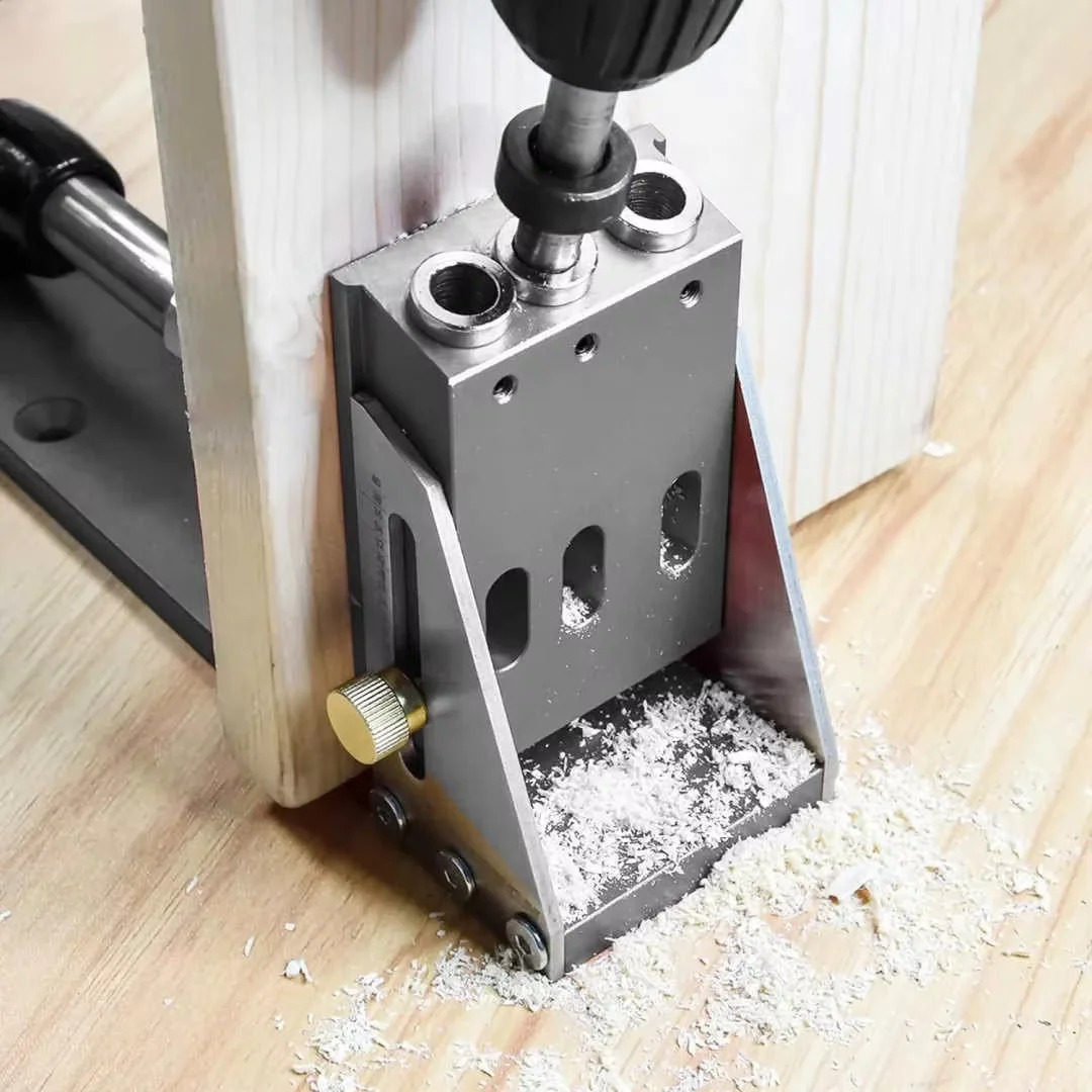 Gabarit en cours de perçage montrant la sortie de sciure