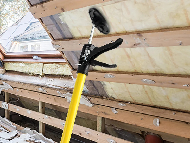 Utilisation du support dans un grenier/toit pour soutenir l'isolation