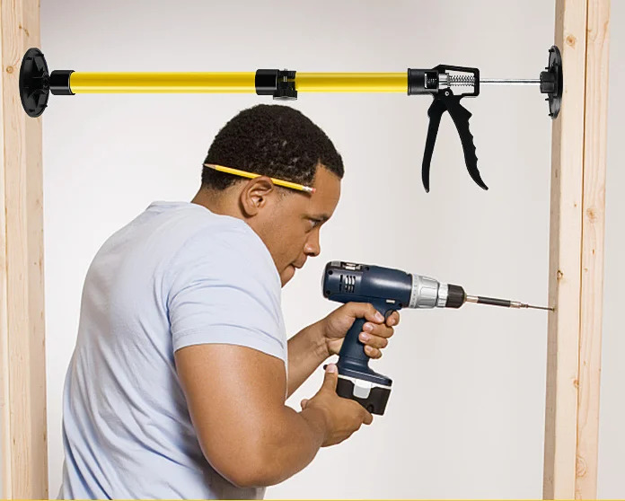 Utilisation horizontale entre montants de mur pour le travail