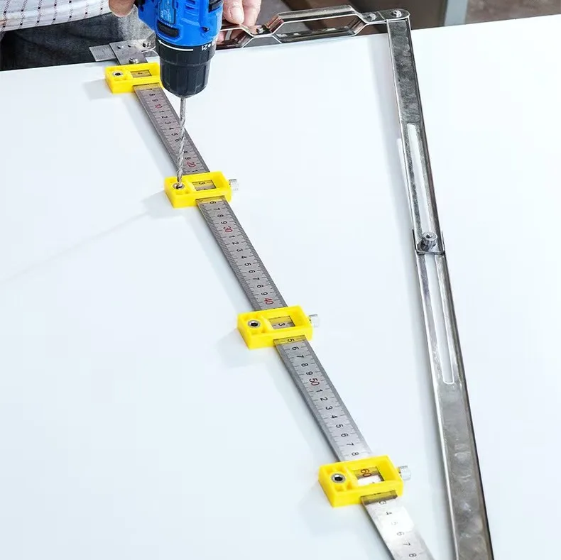 Démonstration du positionnement précis de charnières de meuble