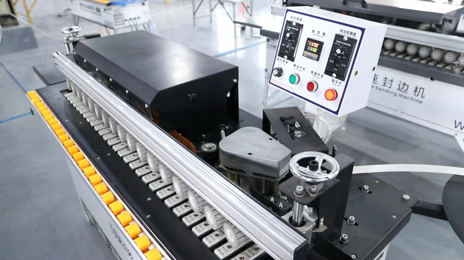 Plaqueuse de Chants Automatique Économique (Ligne Droite) ZDSF802 - Photo