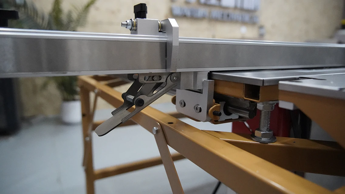 Scie à Panneaux Coulissante ZDS 680 : Modèle Multifonction Zéro Poussière - Photo