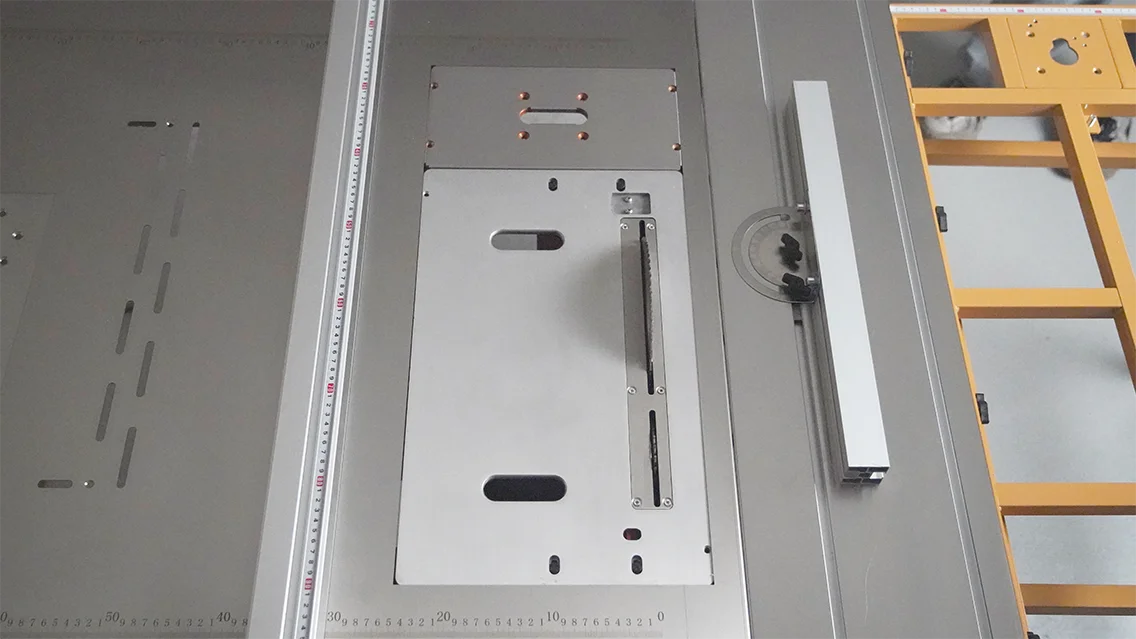 Scie à Panneaux Coulissante ZDS 680 : Modèle Multifonction Zéro Poussière - Photo
