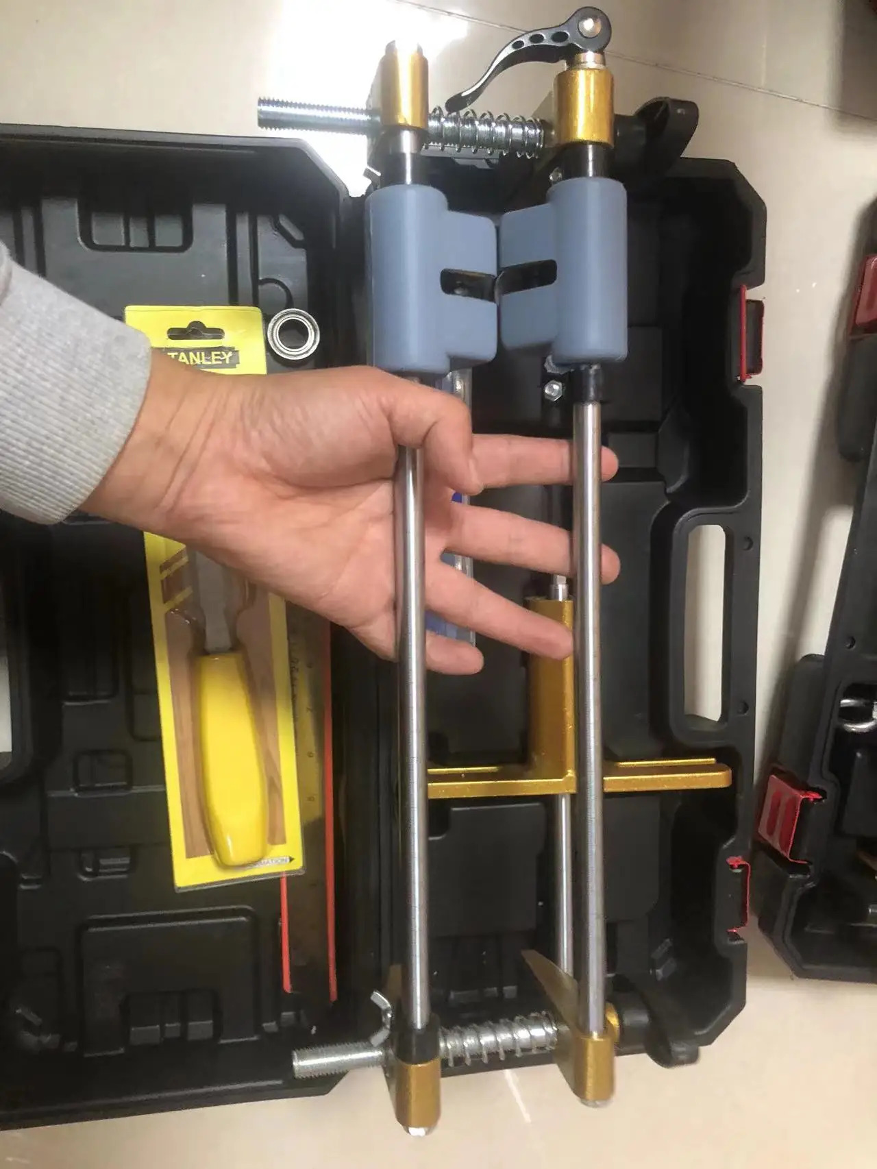 Gabarit de Mortaisage pour Serrure de Porte en Bois - Photo